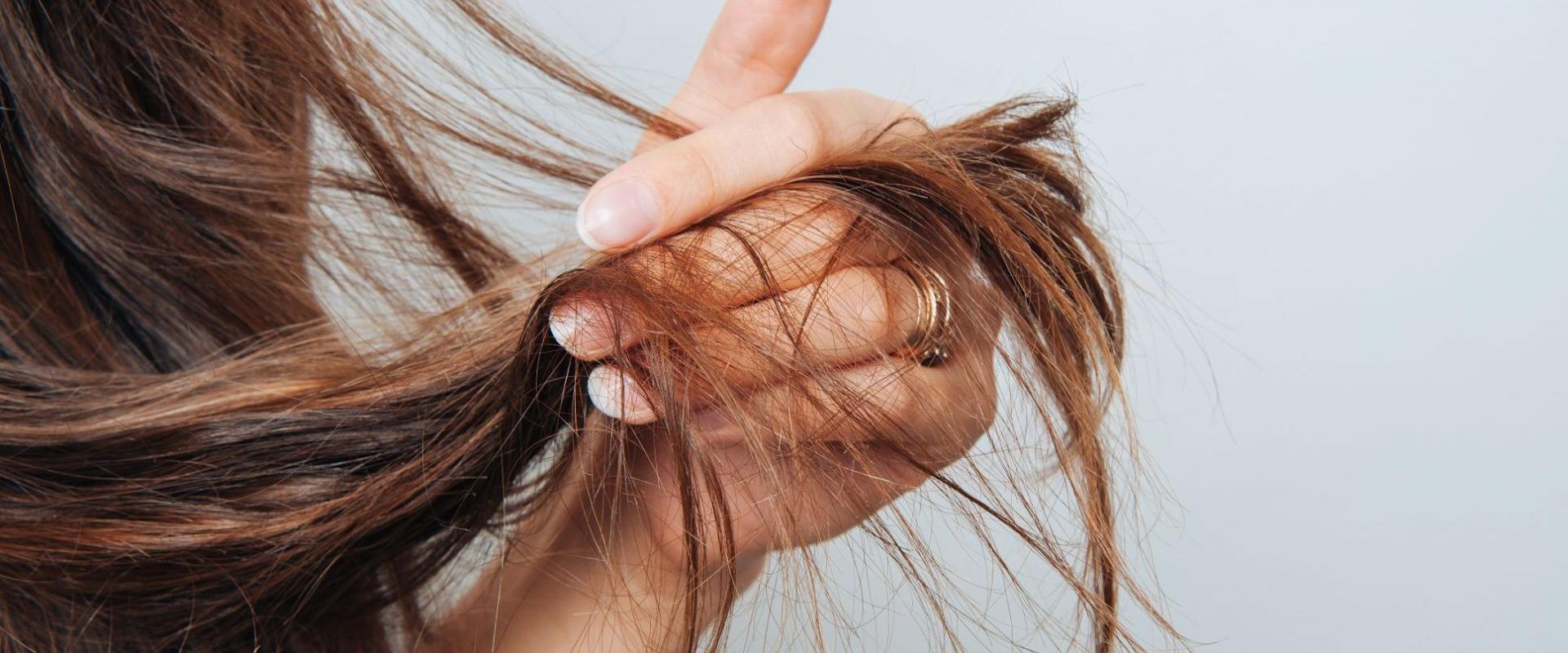 Jak dbać o zniszczone włosy? W jaki sposób je zregenerować?